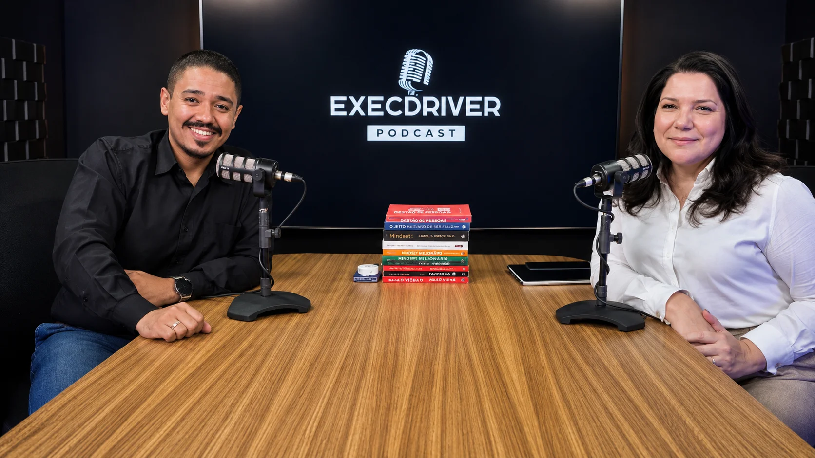 Estúdio do ExecDriver Podcast: dois participantes sentados à mesa com microfones e o painel com a marca ExecDriver Podcast ao fundo.