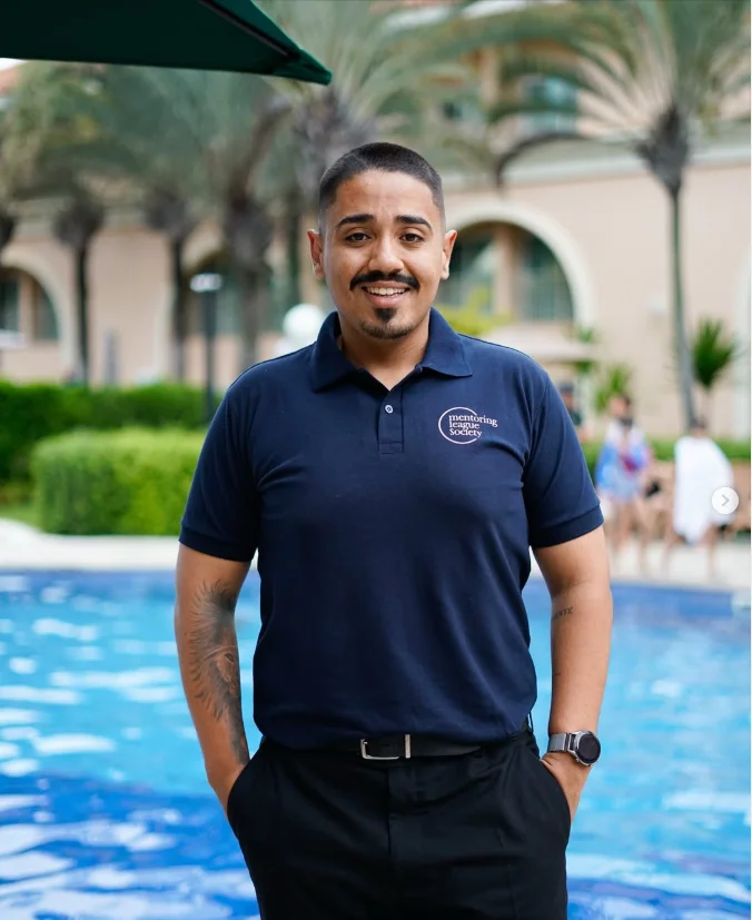 Gustavo Gomes com o uniforme de staff do Family Circle da Mentoring League Society.